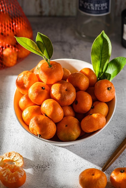 mini clementinas sobre un fondo gris