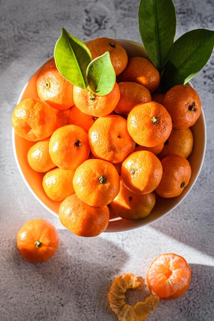 mini clementinas sobre un fondo gris