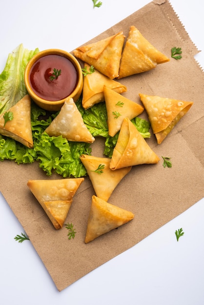 Mini cóctel samosa triangular elaborado con patti o strip, un aperitivo casero popular de la India