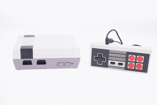 Foto mini consola de juegos retro de 8 bits con gamepad