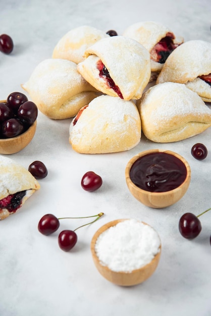 Mini cookies com cereja em fundo cinza