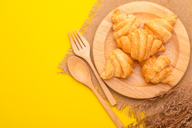 Mini Croissant de vista superior em prato de madeira. Conceito de comida