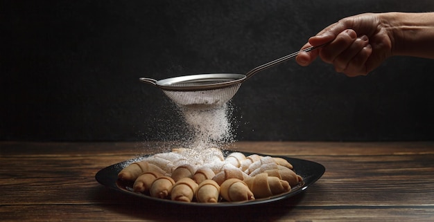 Mini croissants frescos polvilhados com açúcar de confeiteiro