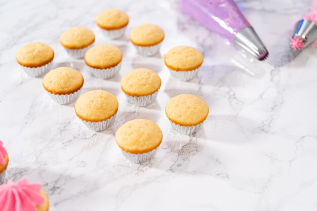 Mini cupcakes de baunilha com cobertura de creme de manteiga rosa