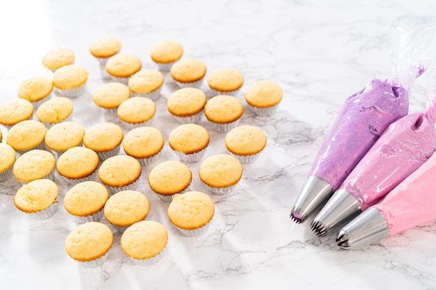 Mini cupcakes de baunilha com cobertura de creme de manteiga rosa