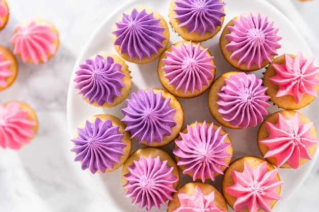 Mini cupcakes de baunilha com cobertura de creme de manteiga rosa