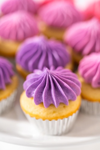 Foto mini cupcakes de vainilla con glaseado de crema de mantequilla rosa
