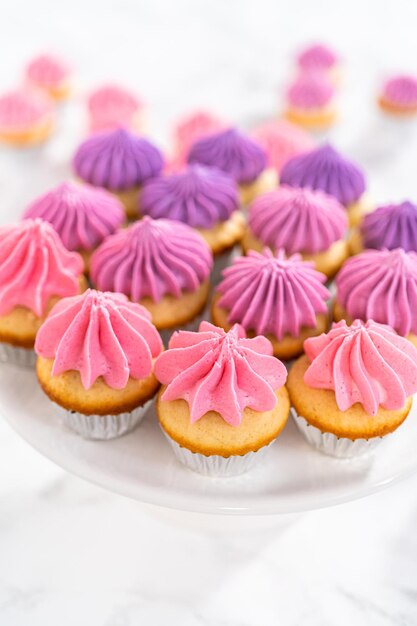 Mini cupcakes de vainilla con glaseado de crema de mantequilla rosa