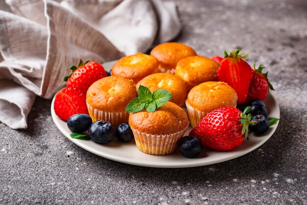 Mini cupcakes de verano con bayas.