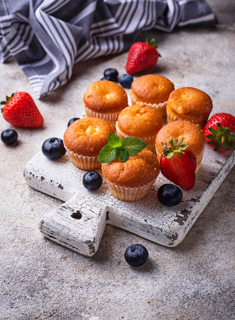 Mini cupcakes de verano con bayas.