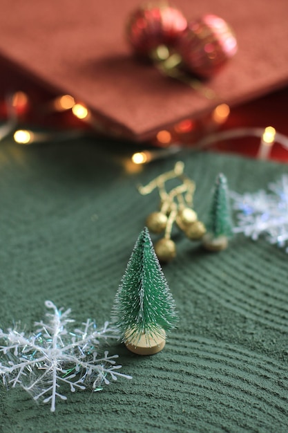 Mini decoração de árvore de natal em mesa texturizada