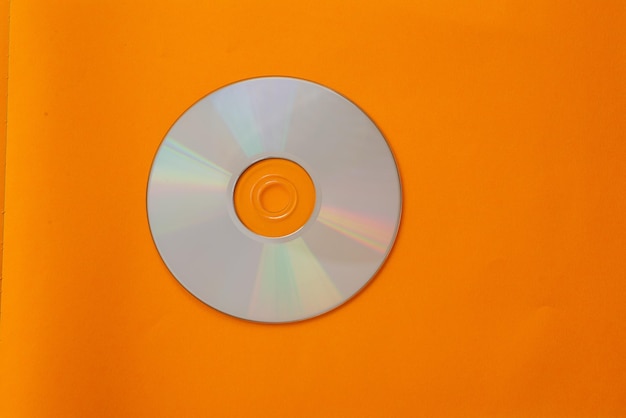Mini disco compacto isolado contra fundo laranja