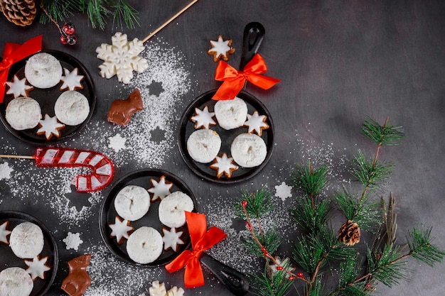 Mini donas en azúcar en polvo con galletas y dulces navideños