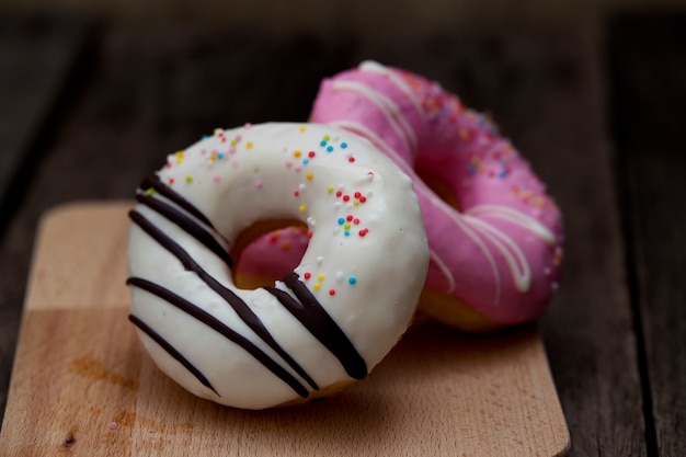 Mini donas glaseadas sobre fondo de madera