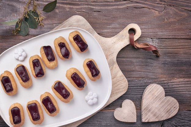 Mini eclairs de baunilha com cobertura de chocolate, top vie