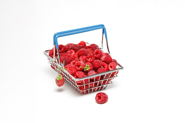 Mini-Einkaufskorb mit frischen Himbeeren auf weißem Hintergrund Lebensmittelfoto