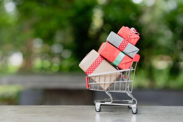 Mini-Einkaufswagen mit Geschenkboxen.