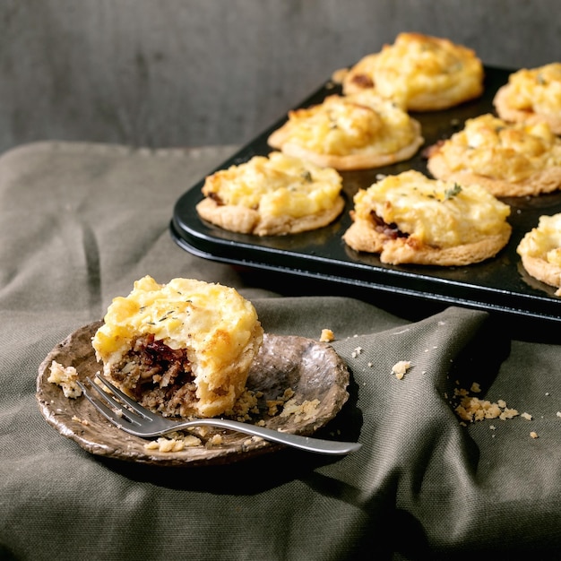 Mini empanadas de carne picada con puré de patata