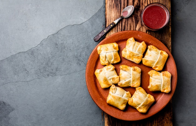 Mini empanadas chilenas en plato de arcilla