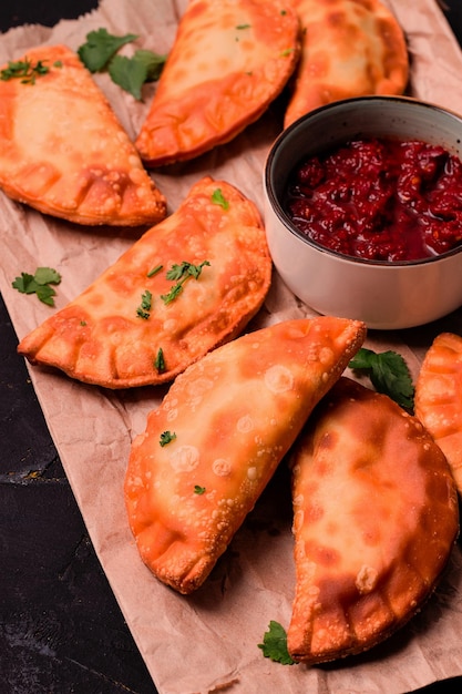 Mini empanadas fritas con salsa roja vista superior primer plano sin gente enfoque selectivo