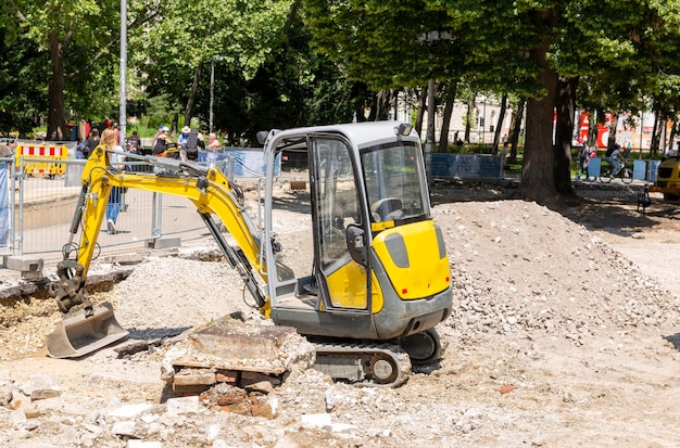 Mini escavadora de rastreamento no canteiro de obras