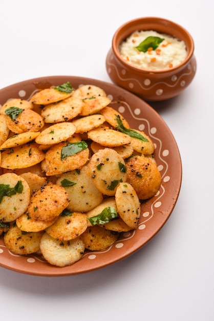 Mini fritada idli com chutney de coco