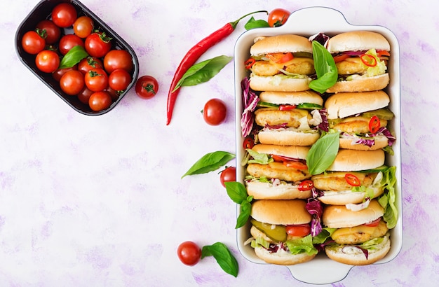 Mini hambúrgueres com hambúrguer de frango, queijo e legumes