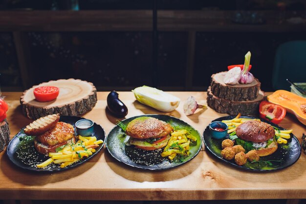 Mini hambúrgueres verdes vermelhos com quinoa e legumes