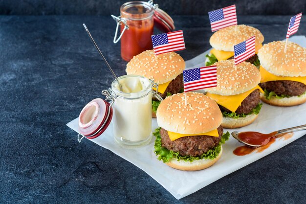 Foto una mini hamburguesa jugosa