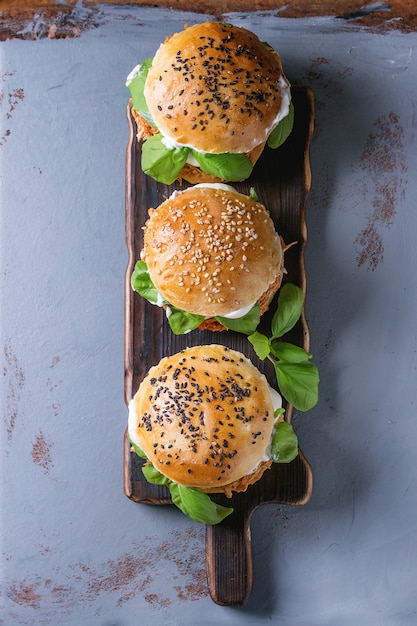 Mini hamburguesas caseras con pollo tirado