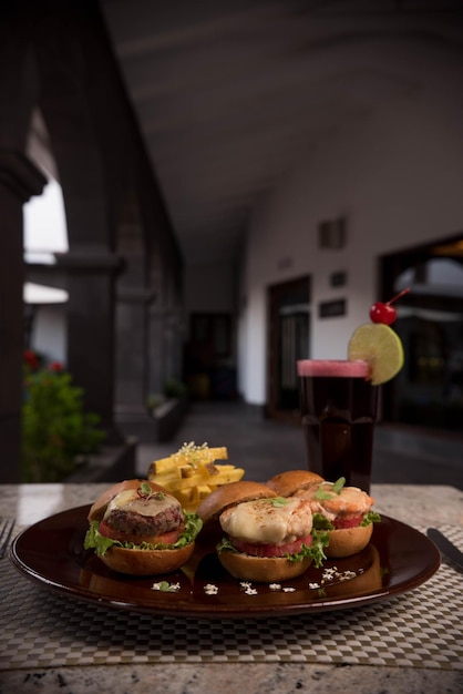 Mini hamburguesas en una mesa de restaurante