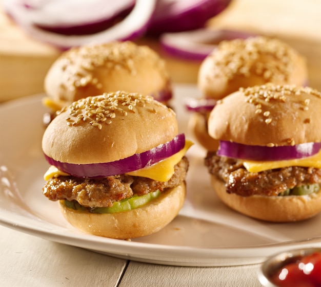 Mini hamburguesas con queso, cebolla y pepinillos