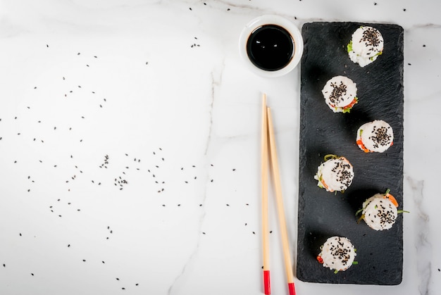 Mini hamburguesas de sushi, sándwiches con salmón, hayashi wakame, daikon, jengibre, caviar rojo.