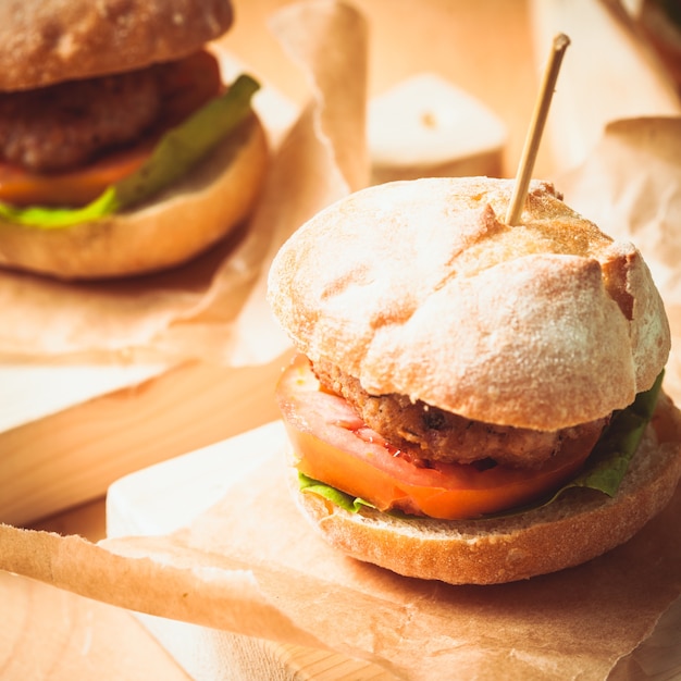 Mini hamburguesas con tomate, lechuga y chuleta de carne