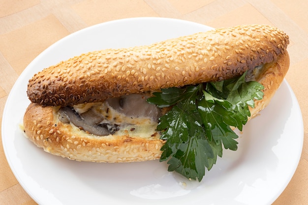 Foto mini hogaza de champiñones rellenos con huevo y horneados al horno