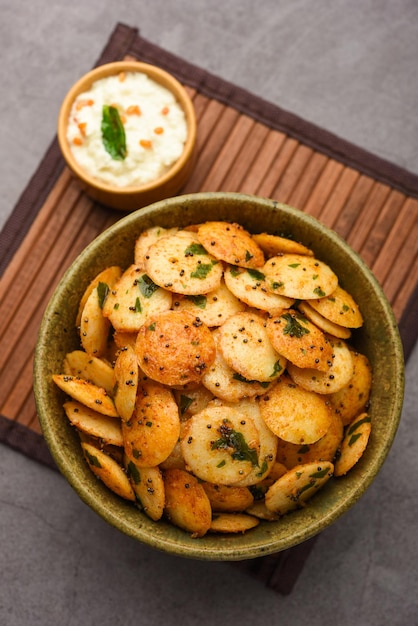 Mini idli fry con chutney de coco