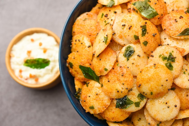 Mini idli fry con chutney de coco