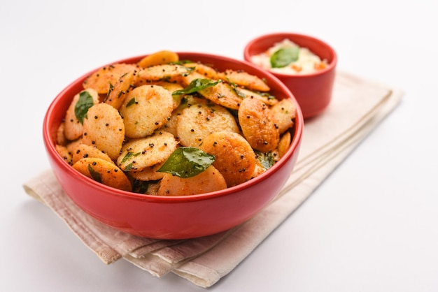 Mini idli fry con chutney de coco