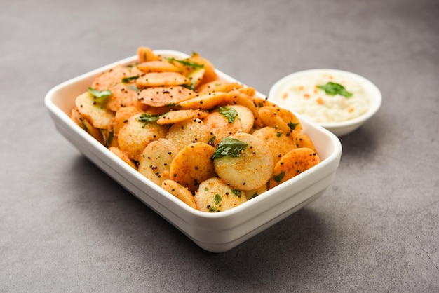 Mini idli fry con chutney de coco