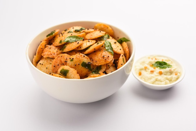 Mini idli fry con chutney de coco