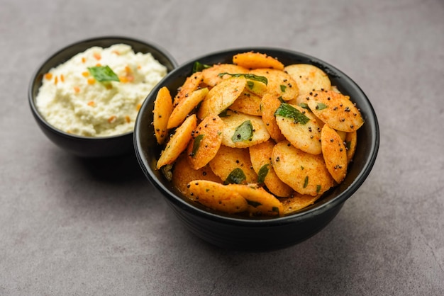 Mini idli fry con chutney de coco