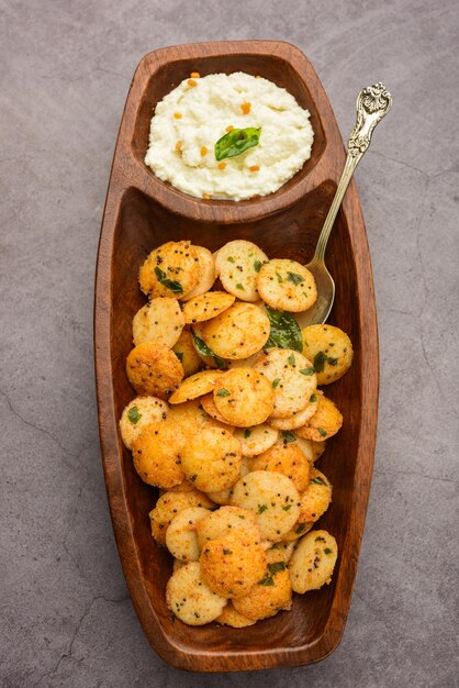 Mini idli fry con chutney de coco