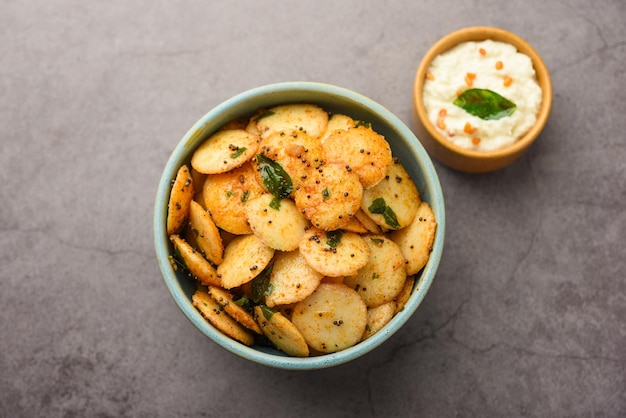 Mini Idli Fry mit Kokosnuss-Chutney