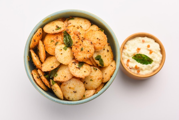 Mini Idli Fry mit Kokosnuss-Chutney