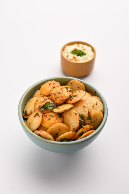 Mini Idli Fry mit Kokosnuss-Chutney