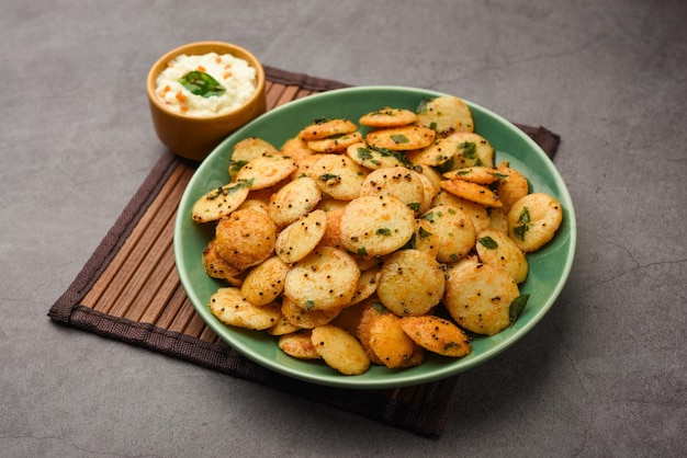 Mini Idli Fry mit Kokosnuss-Chutney