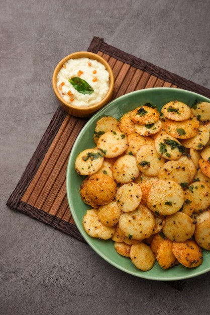 Foto mini idli fry mit kokosnuss-chutney