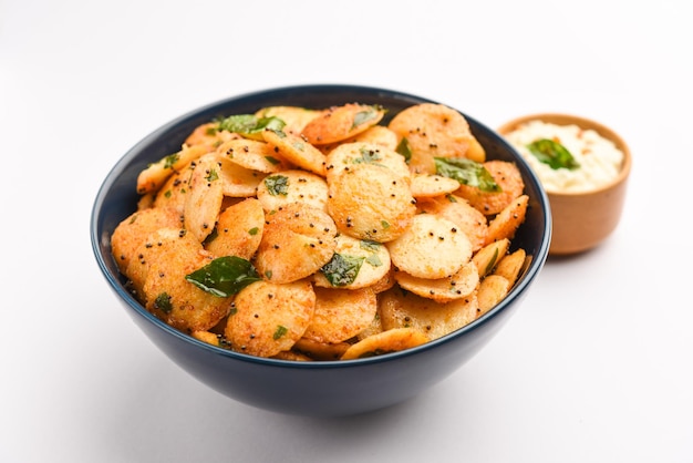 Mini Idli Fry mit Kokosnuss-Chutney