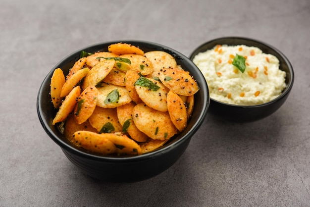 Mini Idli Fry mit Kokosnuss-Chutney