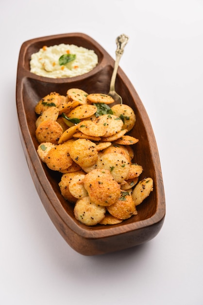 Mini Idli Fry mit Kokosnuss-Chutney